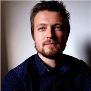 Laureato in Filosofia impartisce lezioni di Filosofia, Storia e Letteratura